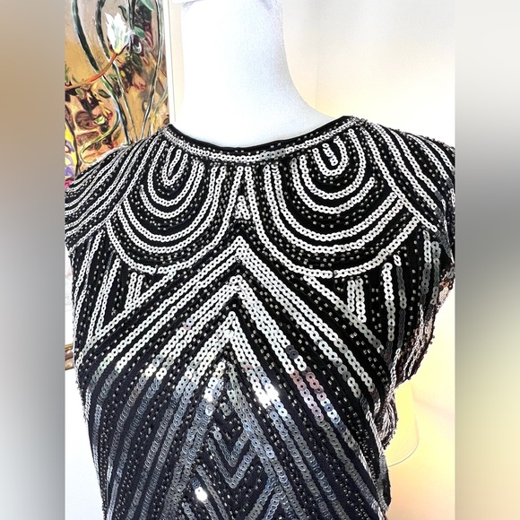 Black Sheath Cocktail Dress with Short Sleeves and Knee-Length Design - Picture 6 of 10